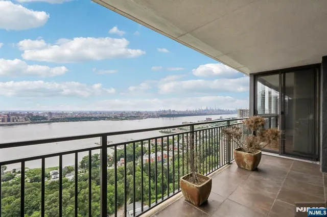 $998,000 | 1500 Palisade Avenue, Unit 27C, Fort Lee, NJ 07024