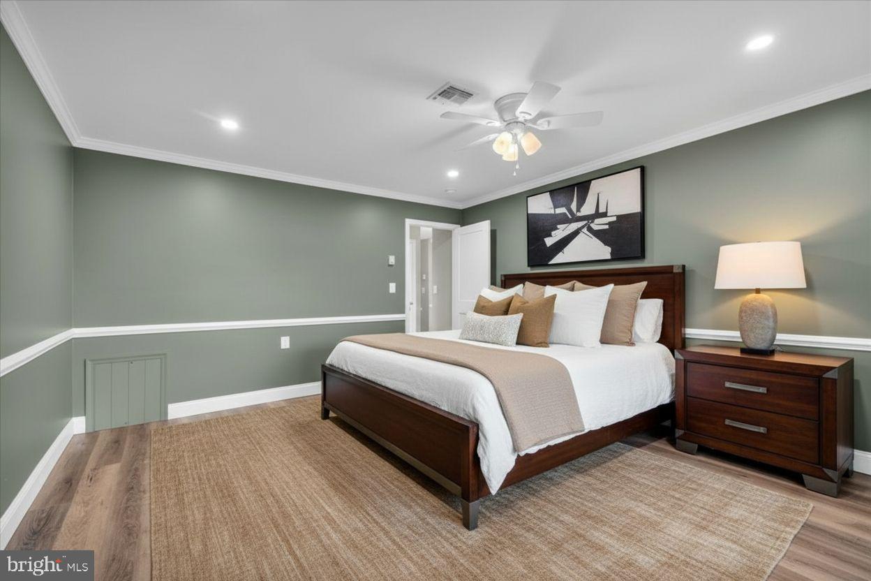 39 Chelsea Place Southampton, NJ 08088 - Photo 14 of 23 a spacious bedroom with a bed and lamp on desk