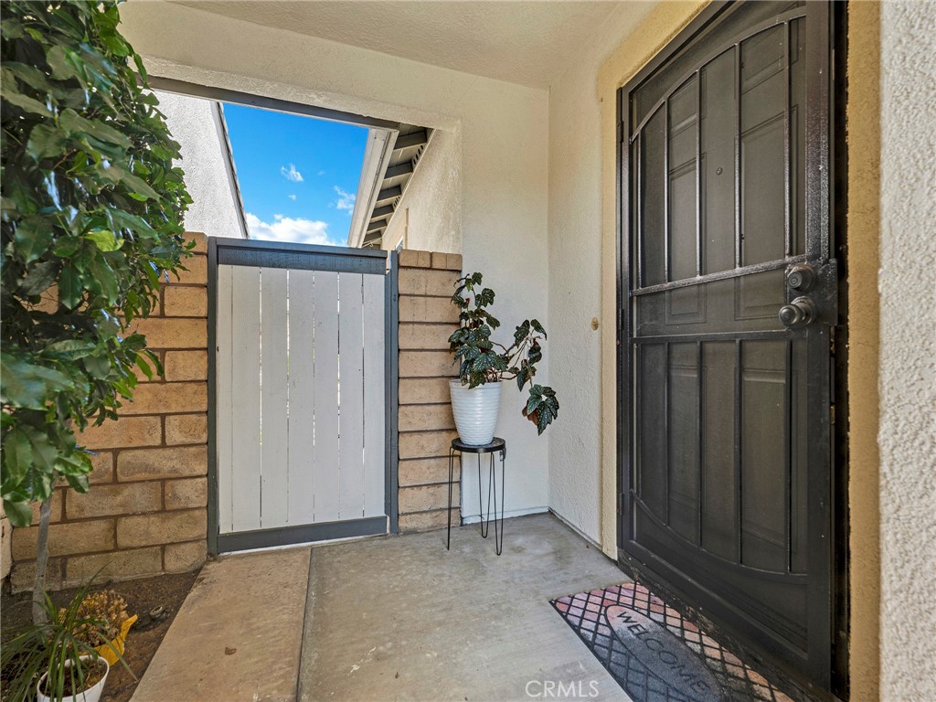 5621 Daisy Street Simi Valley, CA 93063 - Photo 4 of 31 a view of entryway
