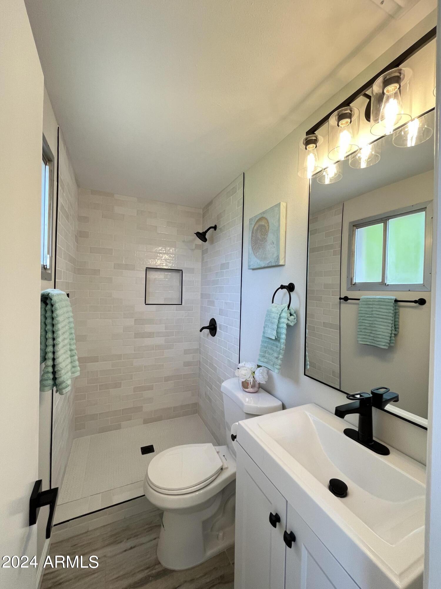 3467 East Hearn Road Phoenix, AZ 85032 - Photo 11 of 21 Master bathroom