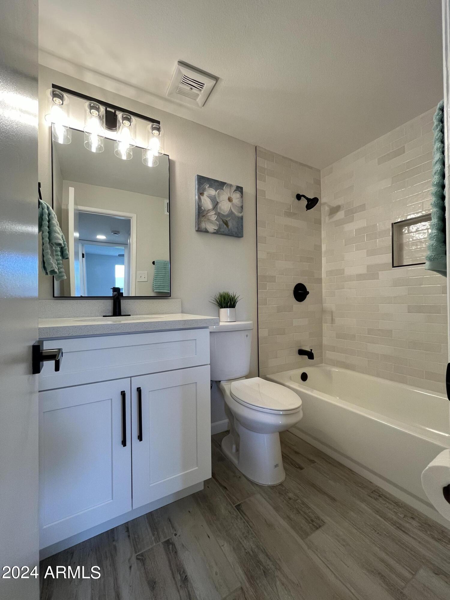 3467 East Hearn Road Phoenix, AZ 85032 - Photo 15 of 21 Hall bathroom