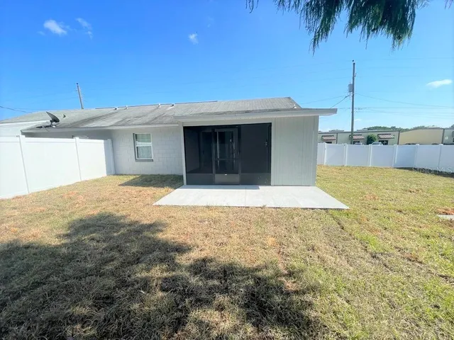 a view of a backyard