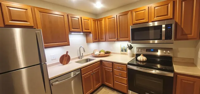 $184,900 | 3155 Coachman Road, Unit 408, Eagan, MN 55121