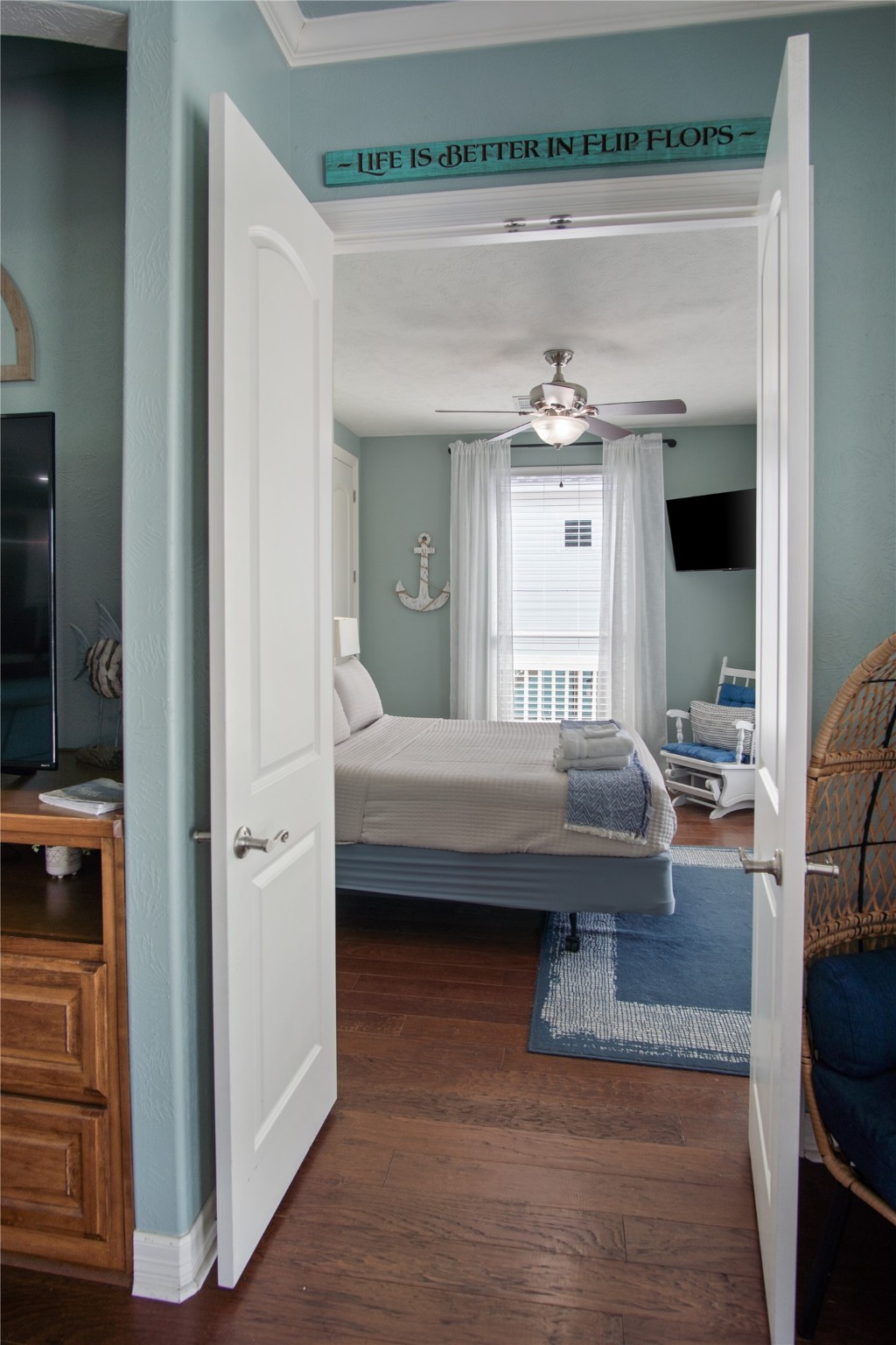 932 Kent Crystal Beach, TX 77650 - Photo 20 of 37 a living room with furniture and a chandelier