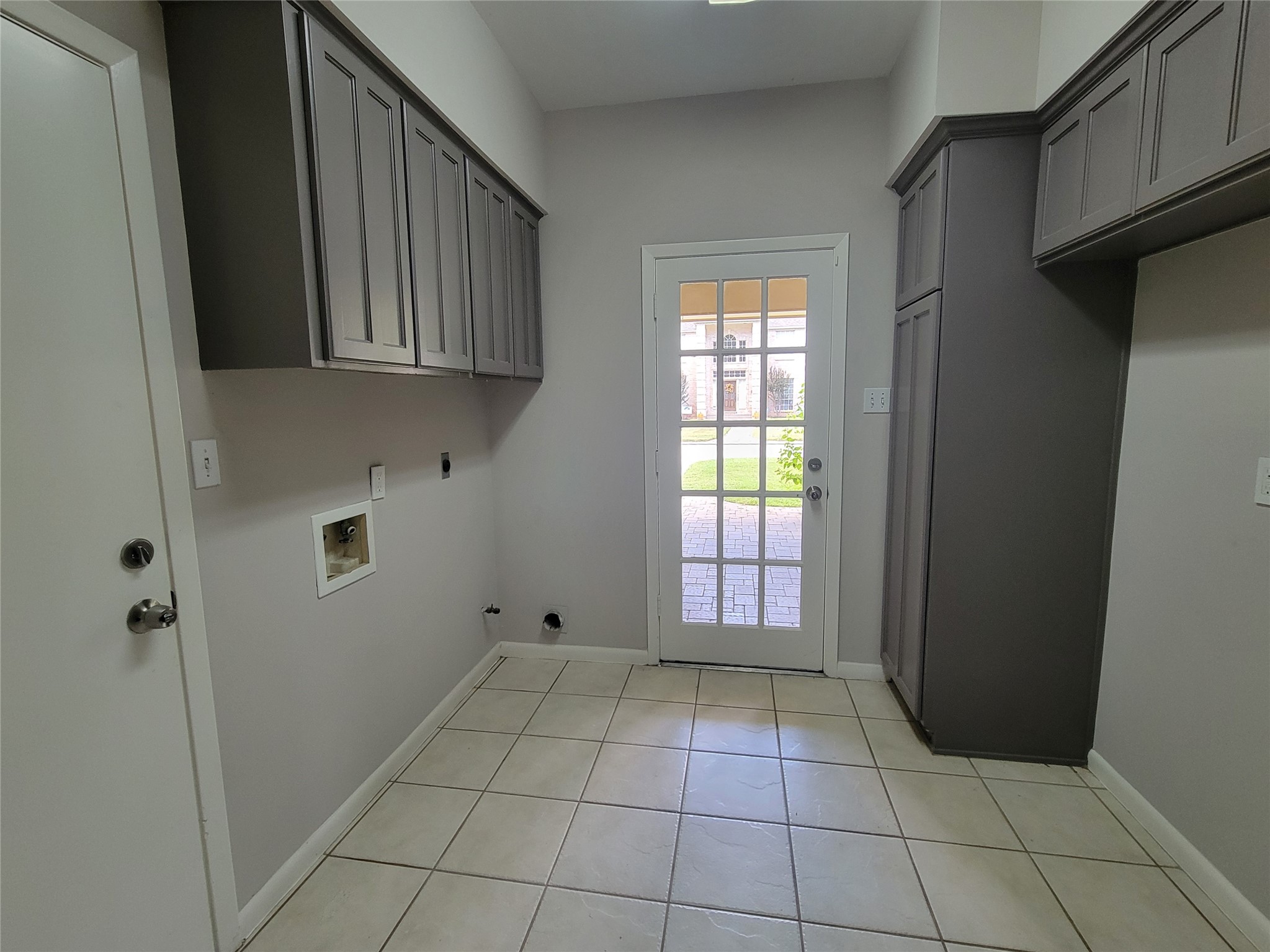 10 Dovewood Place The Woodlands, TX 77381 - Photo 34 of 34 a view of an empty room with a window