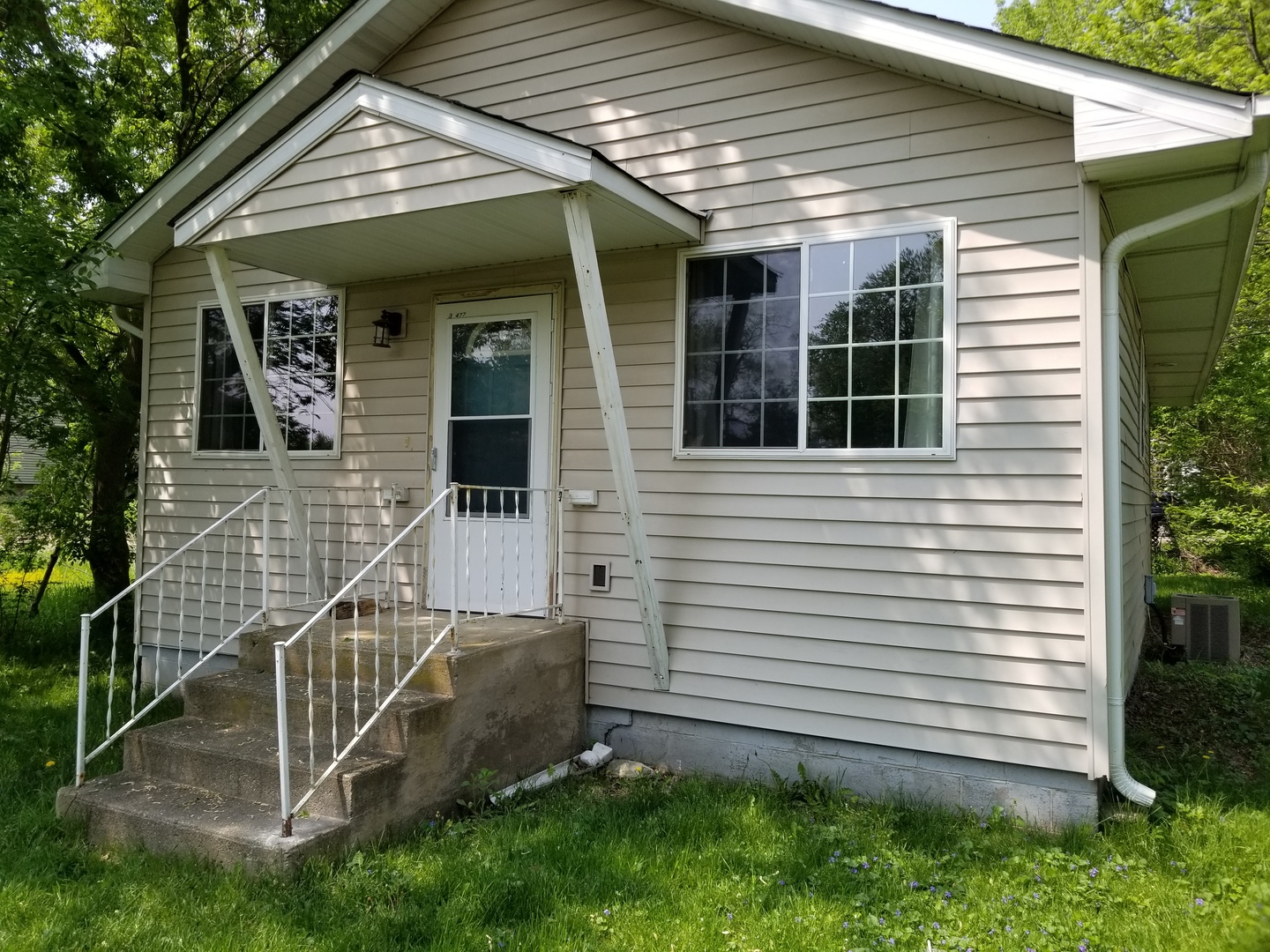 a view of a house with backyard
