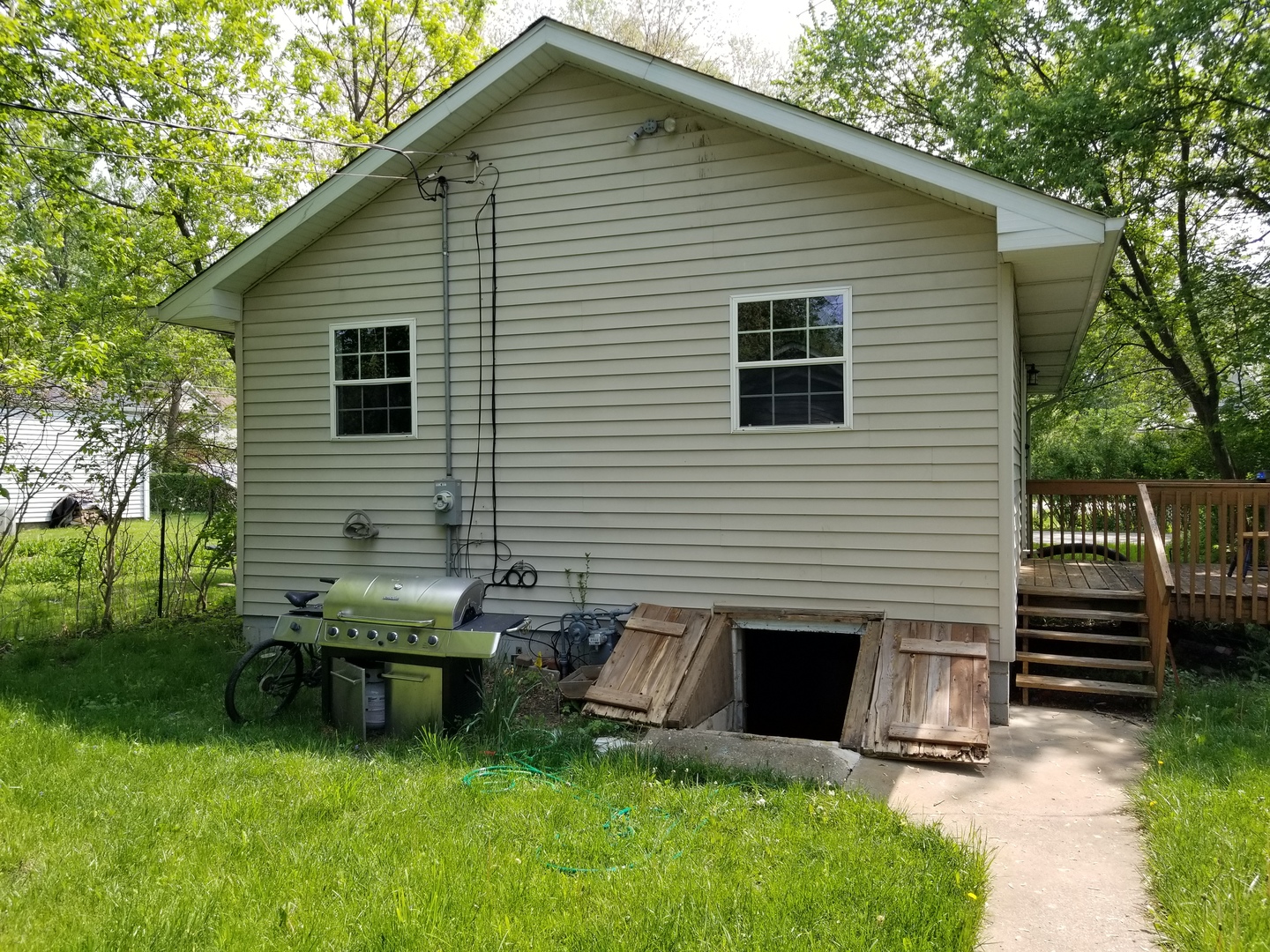 39477 North Hickory Avenue Antioch, IL 60002 - Photo 3 of 25 a backyard of a house with seating space