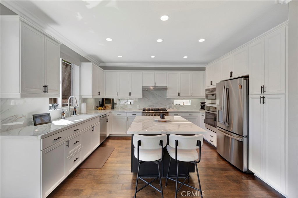 302 Summit Crest Lake Forest, CA 92630 - Photo 14 of 40 Gourmet Kitchen