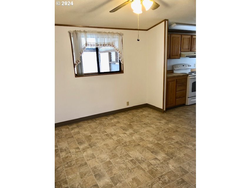 1475 Green Acres Road, Unit 133 Eugene, OR 97408 - Photo 8 of 23 Living Room