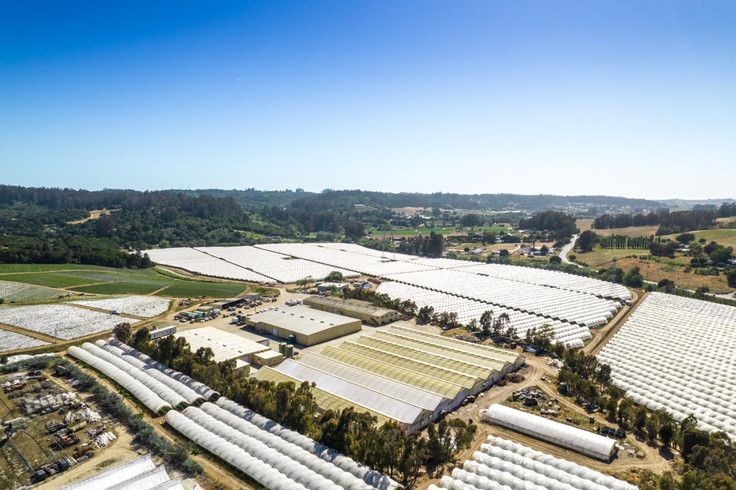 Maher Road Watsonville, CA 95076 - Photo 13 of 20 a view of a terrace with wooden floor and city view