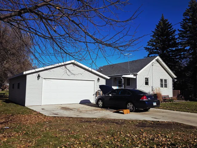 $156,000 | 901 2nd Street Northwest, Pipestone, MN 56164