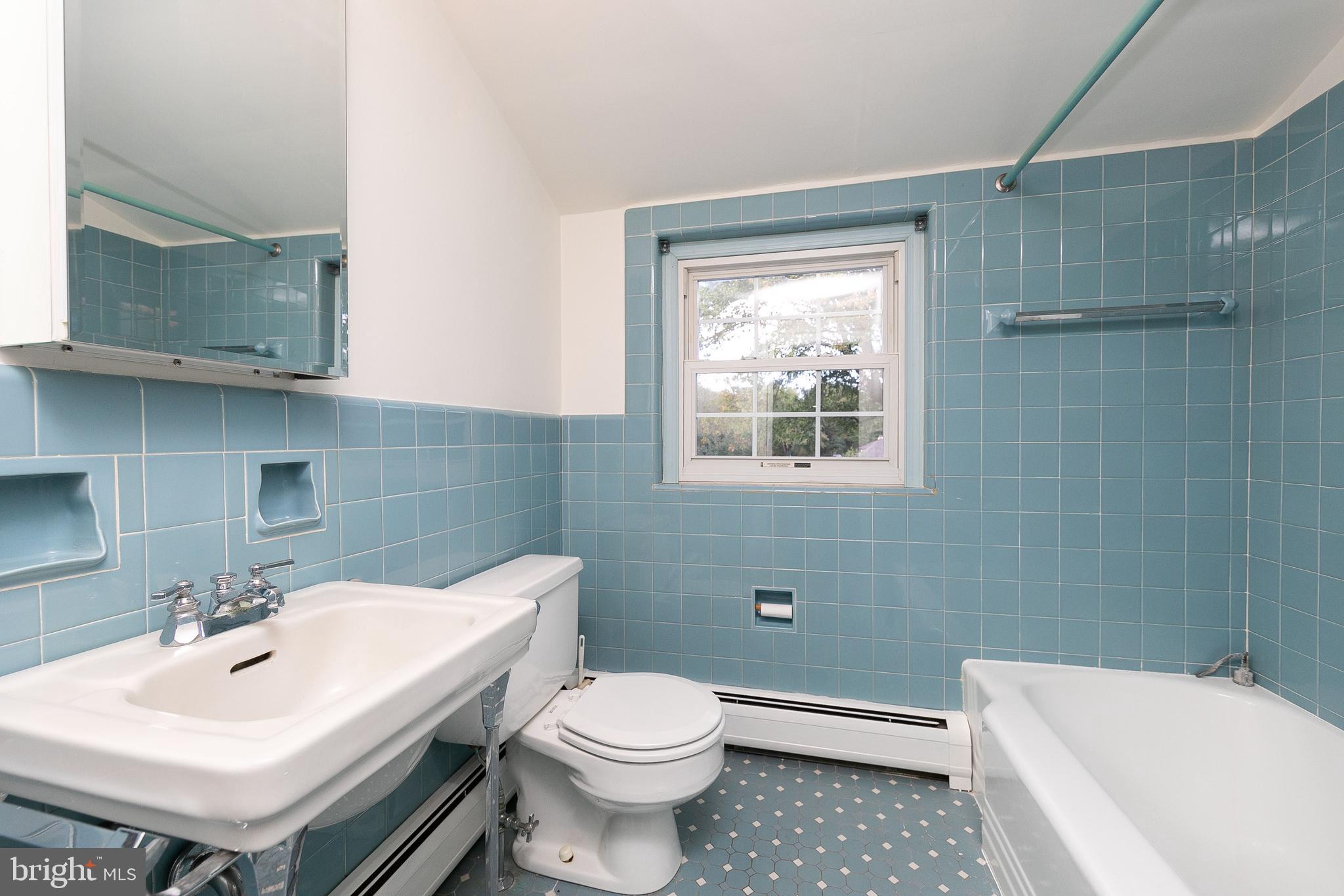 2810 Edge Hill Road Huntingdon Valley, PA 19006 - Photo 24 of 35 Bath 2