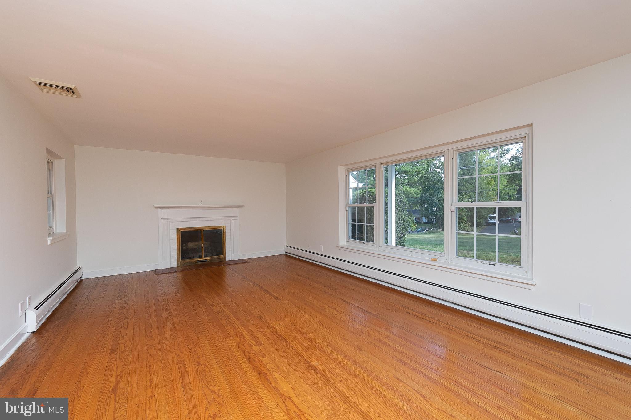 2810 Edge Hill Road Huntingdon Valley, PA 19006 - Photo 6 of 35 Living Room