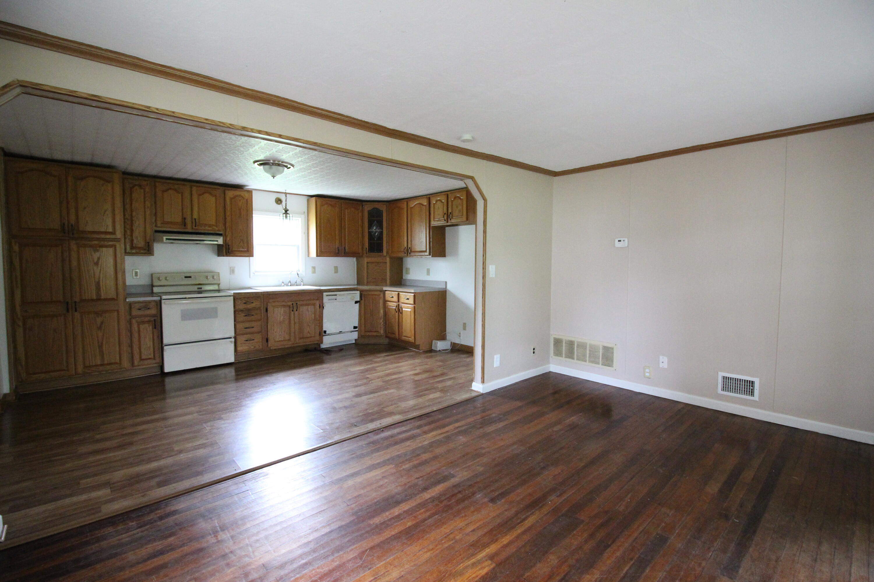 14415 Huron Street Taylor, MI 48180 - Photo 4 of 13 IMG_3826