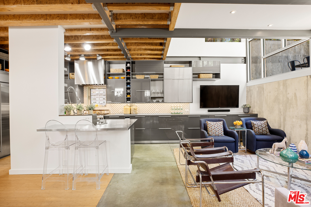 8360 Ridpath Drive Los Angeles, CA 90046 - Photo 6 of 33 Gallery Image 6