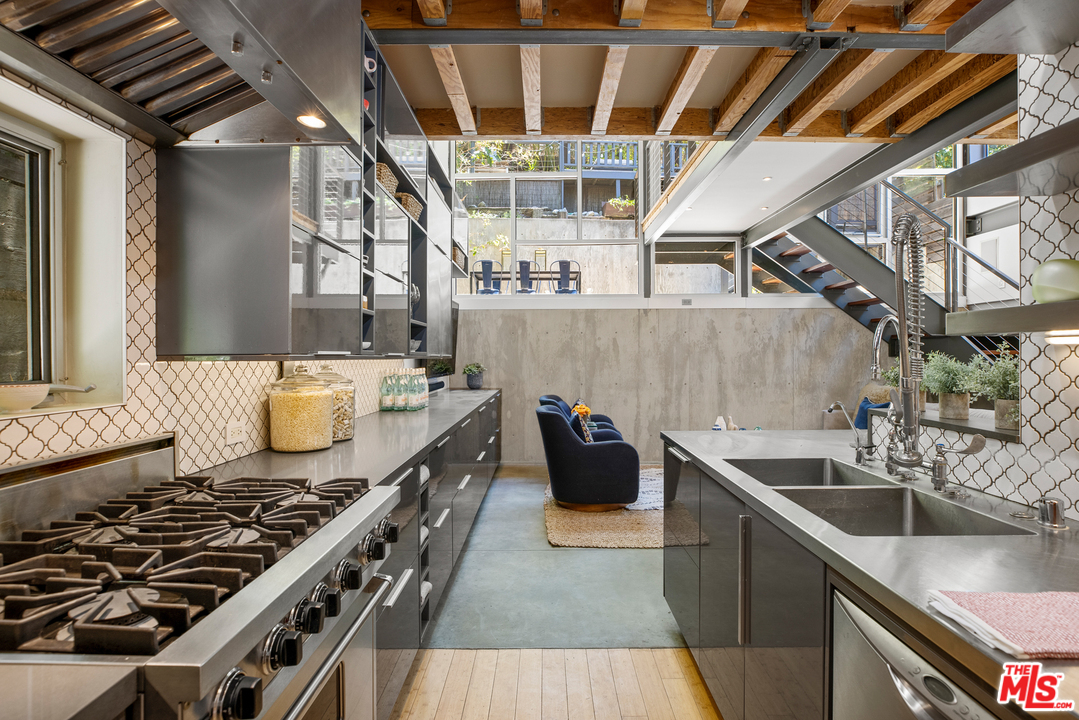 8360 Ridpath Drive Los Angeles, CA 90046 - Photo 7 of 33 Gallery Image 7