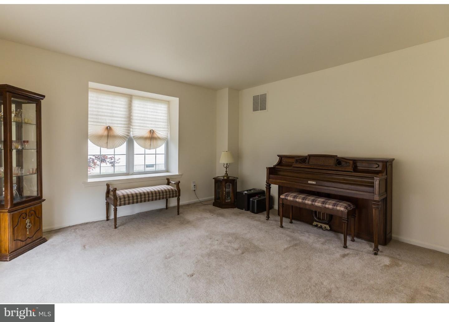 982 Honeysuckle Road Williamstown, NJ 08094 - Photo 4 of 25 Gallery Image 4