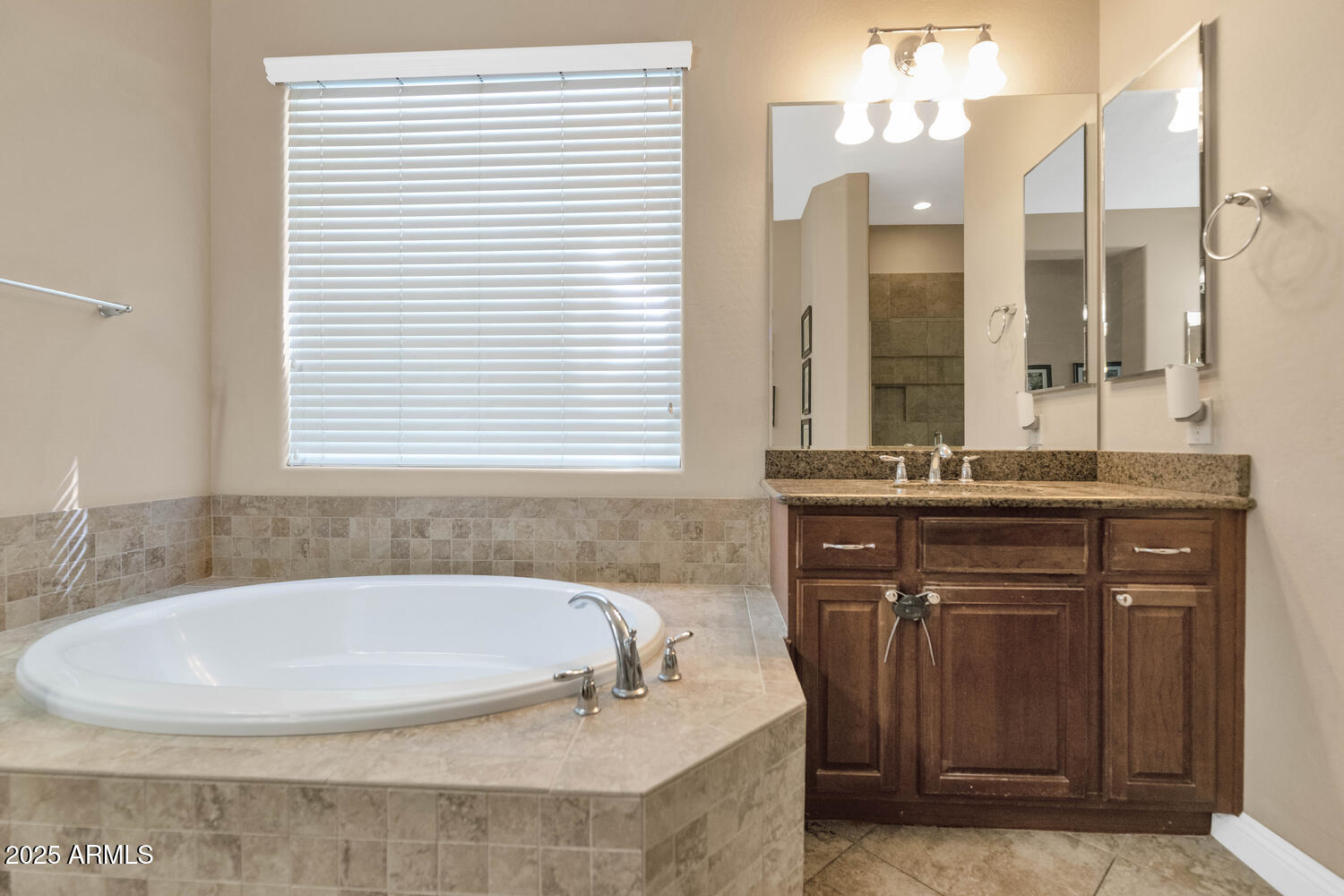 3923 East Rockingham Road Phoenix, AZ 85050 - Photo 15 of 36 3923 E Rockingham Rd-large-016-019-3923