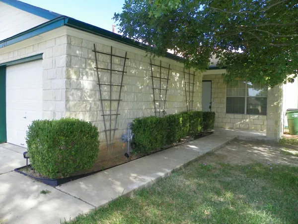 $1,650 | 509 Texas Avenue, Round Rock, TX 78664