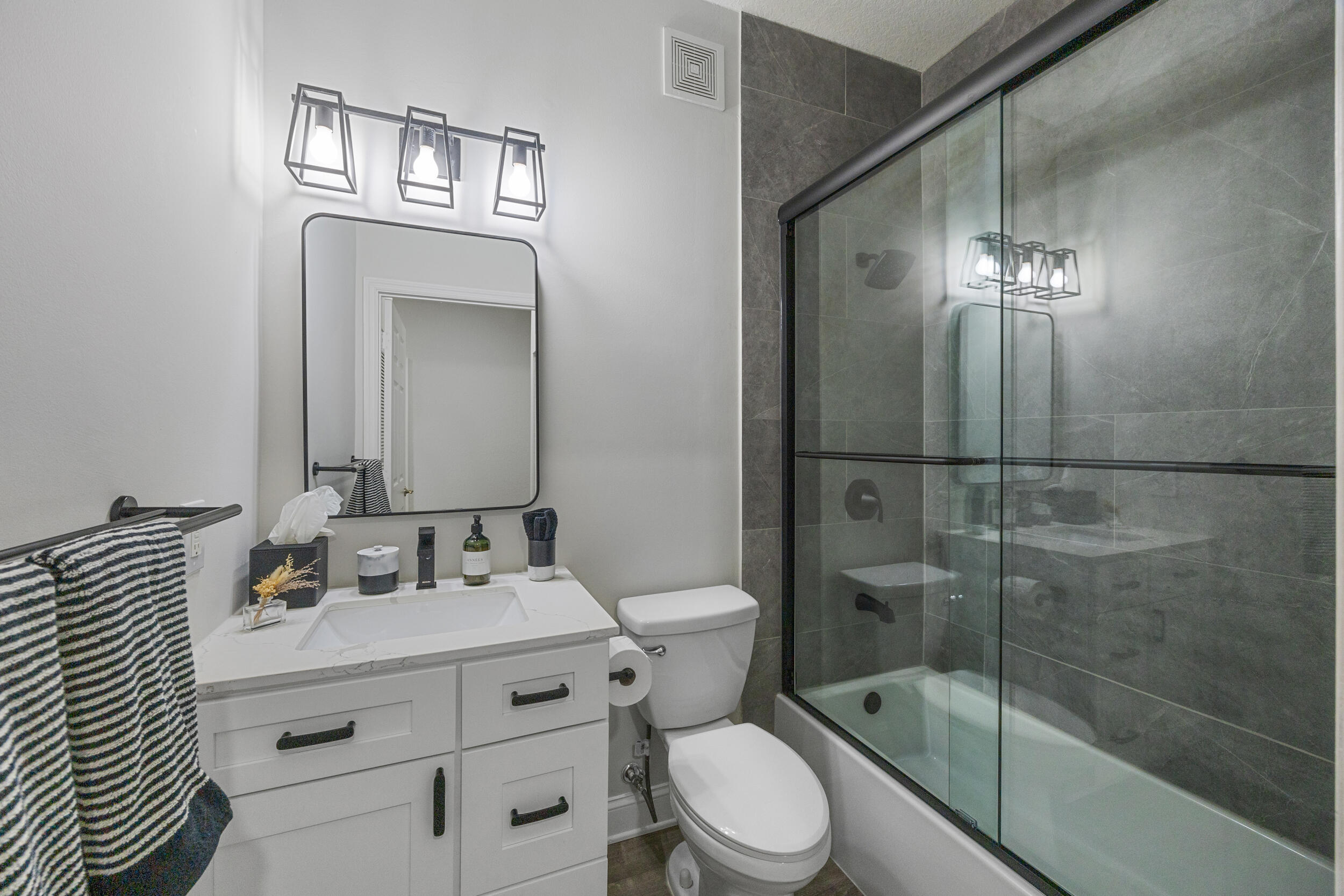 121 Seagrape Drive, Unit 101 Jupiter, FL 33458 - Photo 15 of 40 2nd Bathroom