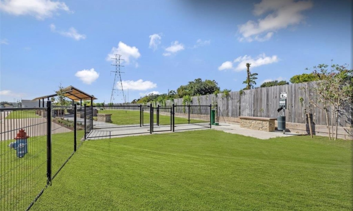 5527 Cuerta Street Houston, TX 77023 - Photo 16 of 17 Private doggy park