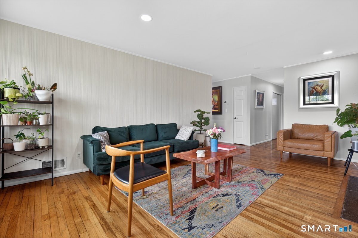 131 Clay Hill Road Stamford, CT 06905 - Photo 7 of 32