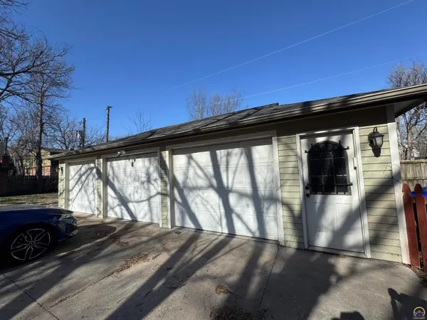 $299,950 | 829 Southwest Buchanan Street, Topeka, KS 66606