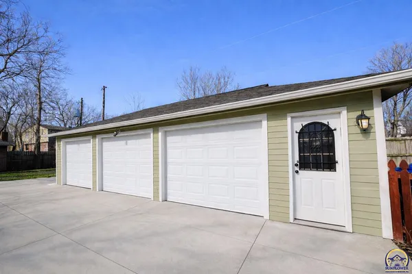 $299,950 | 829 Southwest Buchanan Street, Topeka, KS 66606