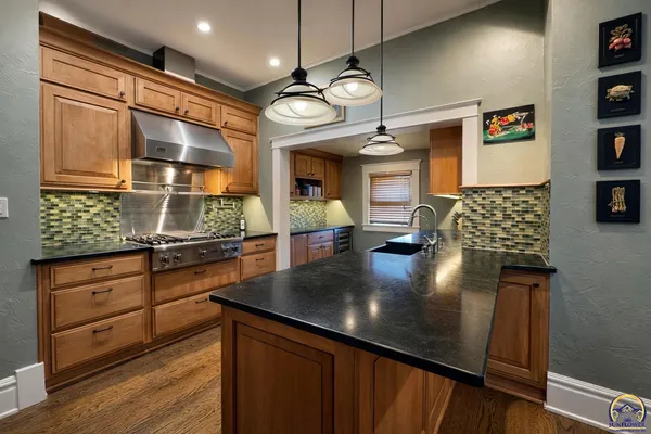 $299,950 | 829 Southwest Buchanan Street, Topeka, KS 66606