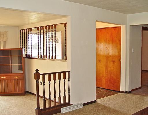 798 Ridge Rochester, PA 15074 - Photo 8 of 18 Entry/Foyer.