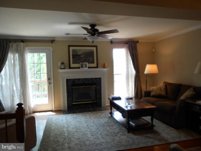 906 Rolfe Place Alexandria, VA 22314 - Photo 12 of 19 Living Room