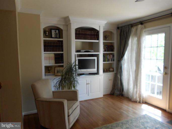 906 Rolfe Place Alexandria, VA 22314 - Photo 4 of 19 Living Room