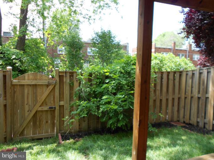 906 Rolfe Place Alexandria, VA 22314 - Photo 8 of 19 Exterior (Rear)