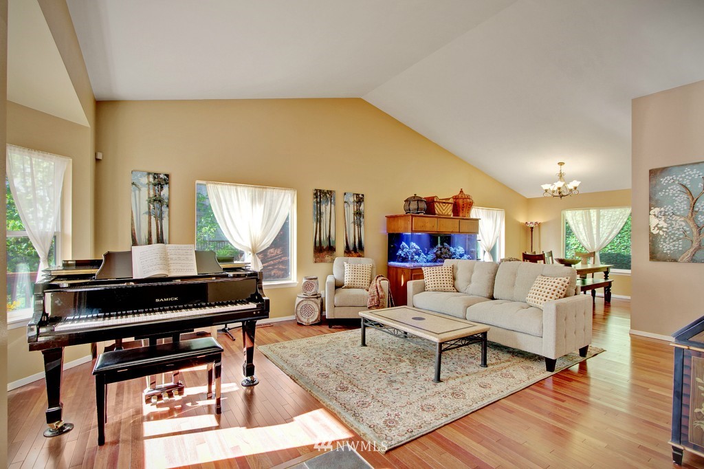 321 Stevens Avenue Northwest Renton, WA 98057 - Photo 2 of 12