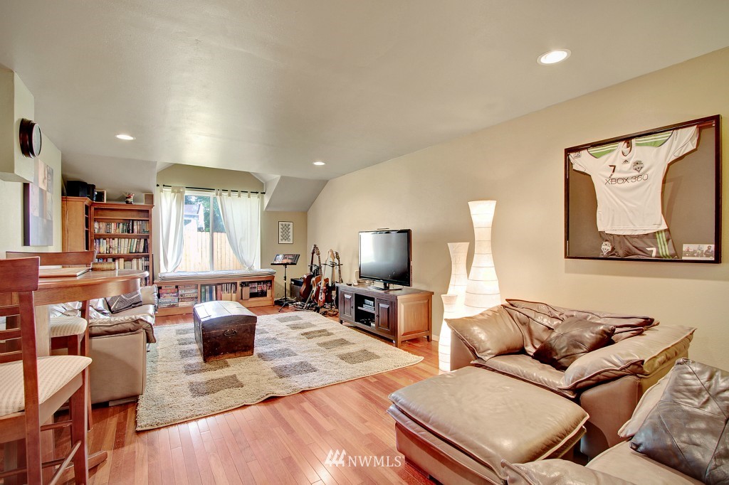 321 Stevens Avenue Northwest Renton, WA 98057 - Photo 5 of 12