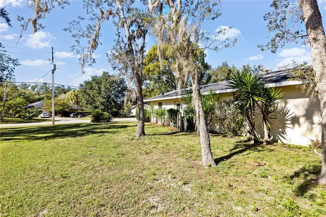 a view of a backyard