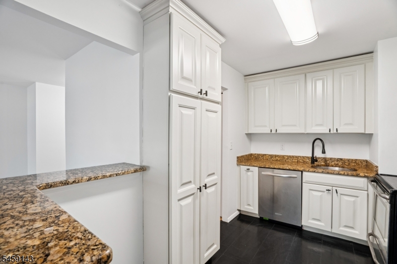 1111 River Road, Unit G10 Edgewater, NJ 07020 - Photo 11 of 17 Gallery Image 11