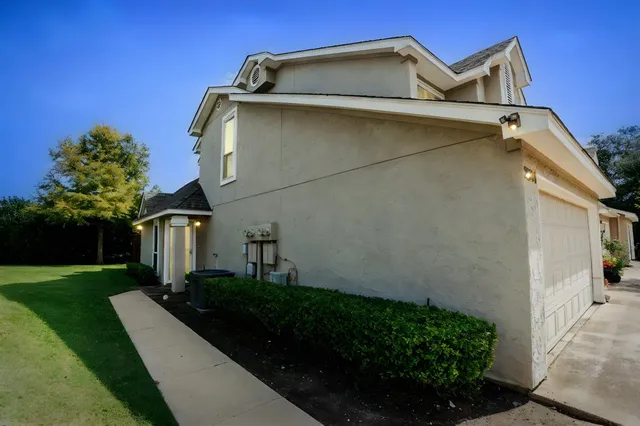 a view of a back yard of the house