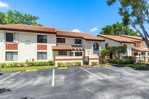 a view of a house with a yard and plants