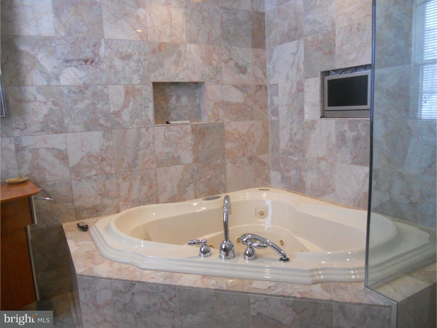 960 Hunters Turn Huntingdon Valley, PA 19006 - Photo 11 of 24 Bathroom