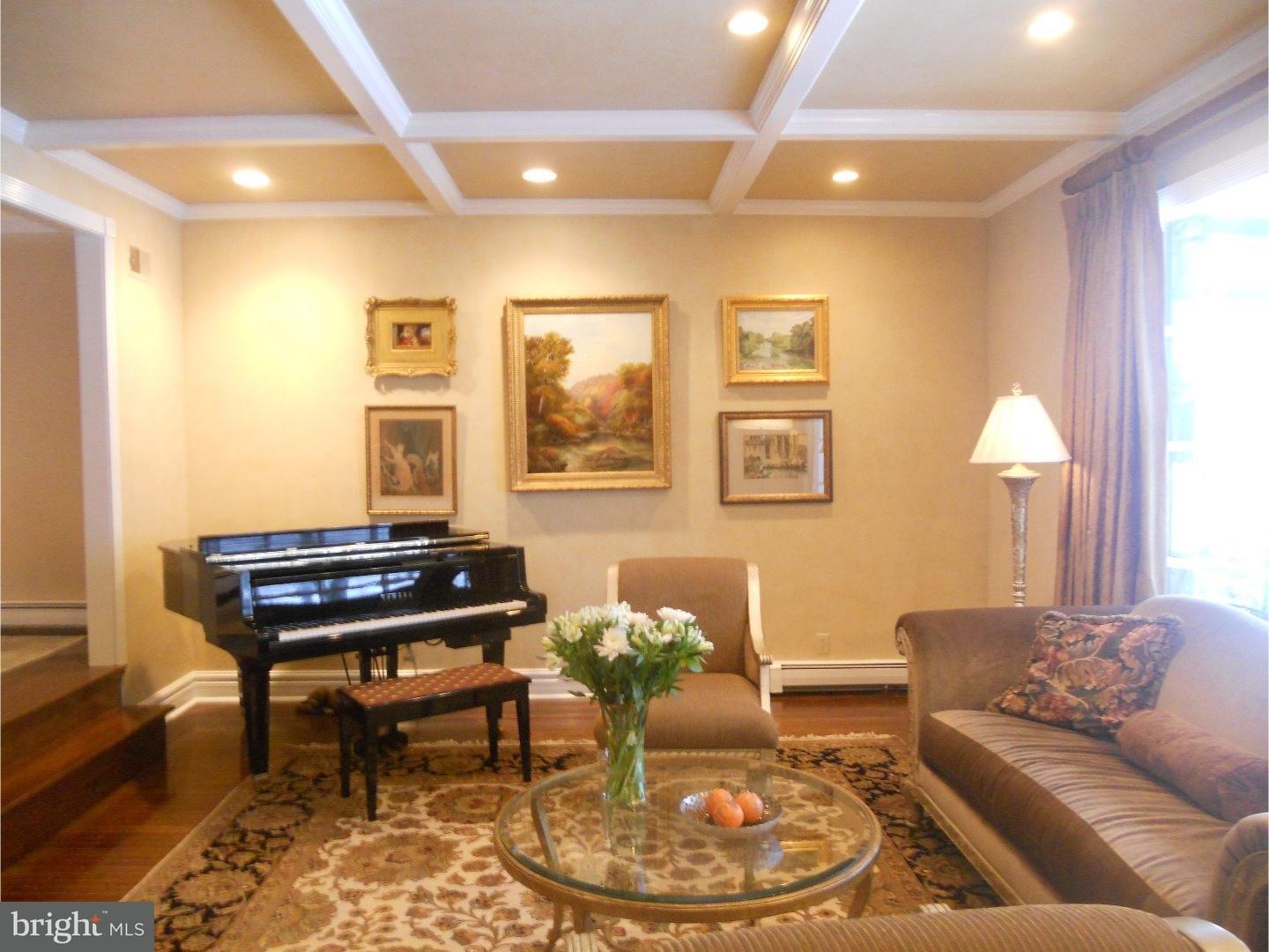 960 Hunters Turn Huntingdon Valley, PA 19006 - Photo 5 of 24 Living Room