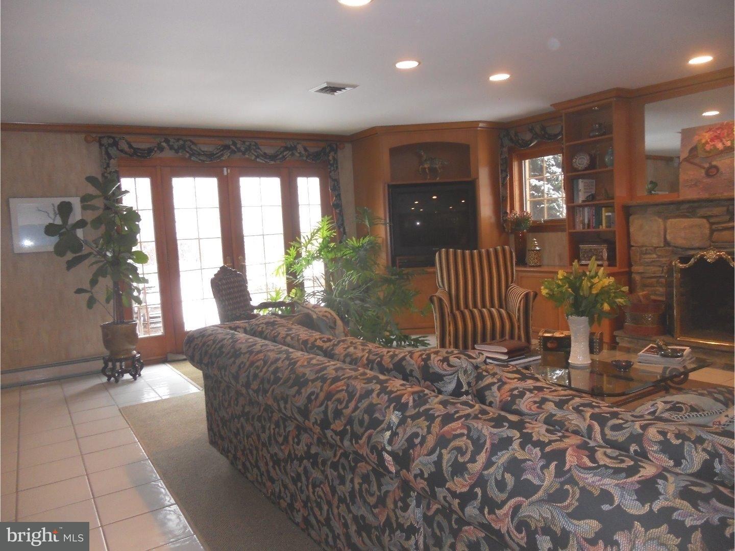 960 Hunters Turn Huntingdon Valley, PA 19006 - Photo 8 of 24 Family Room