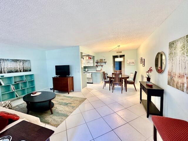 2070 Cornwall East Boca Raton, FL 33434 - Photo 3 of 30 IMG_6511