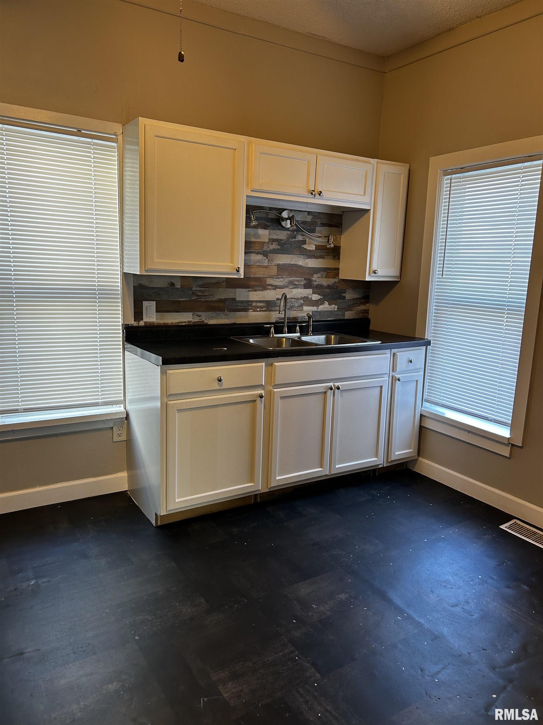 1822 North Sheridan Road Peoria, IL 61604 - Photo 9 of 16