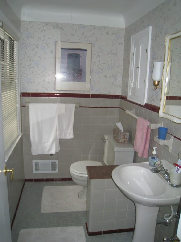 1013 Whittier Road Grosse Pointe, MI 48230 - Photo 12 of 22 Master Bath