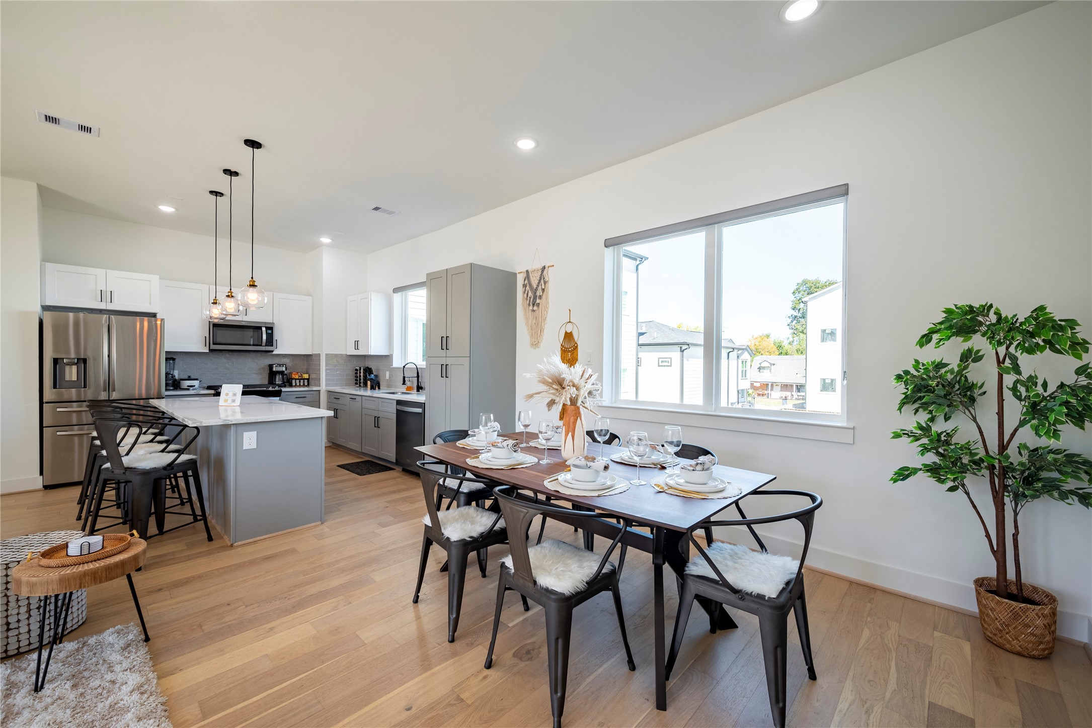 2721 Rosalie Street Houston, TX 77004 - Photo 24 of 44 a kitchen with a table and chairs in it