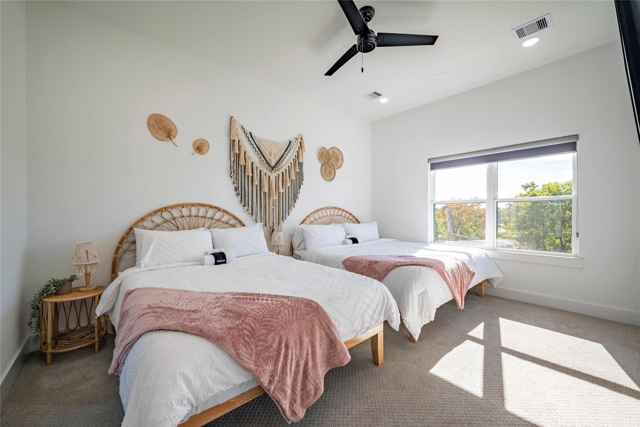 2721 Rosalie Street Houston, TX 77004 - Photo 26 of 44 a bedroom with two beds and a window