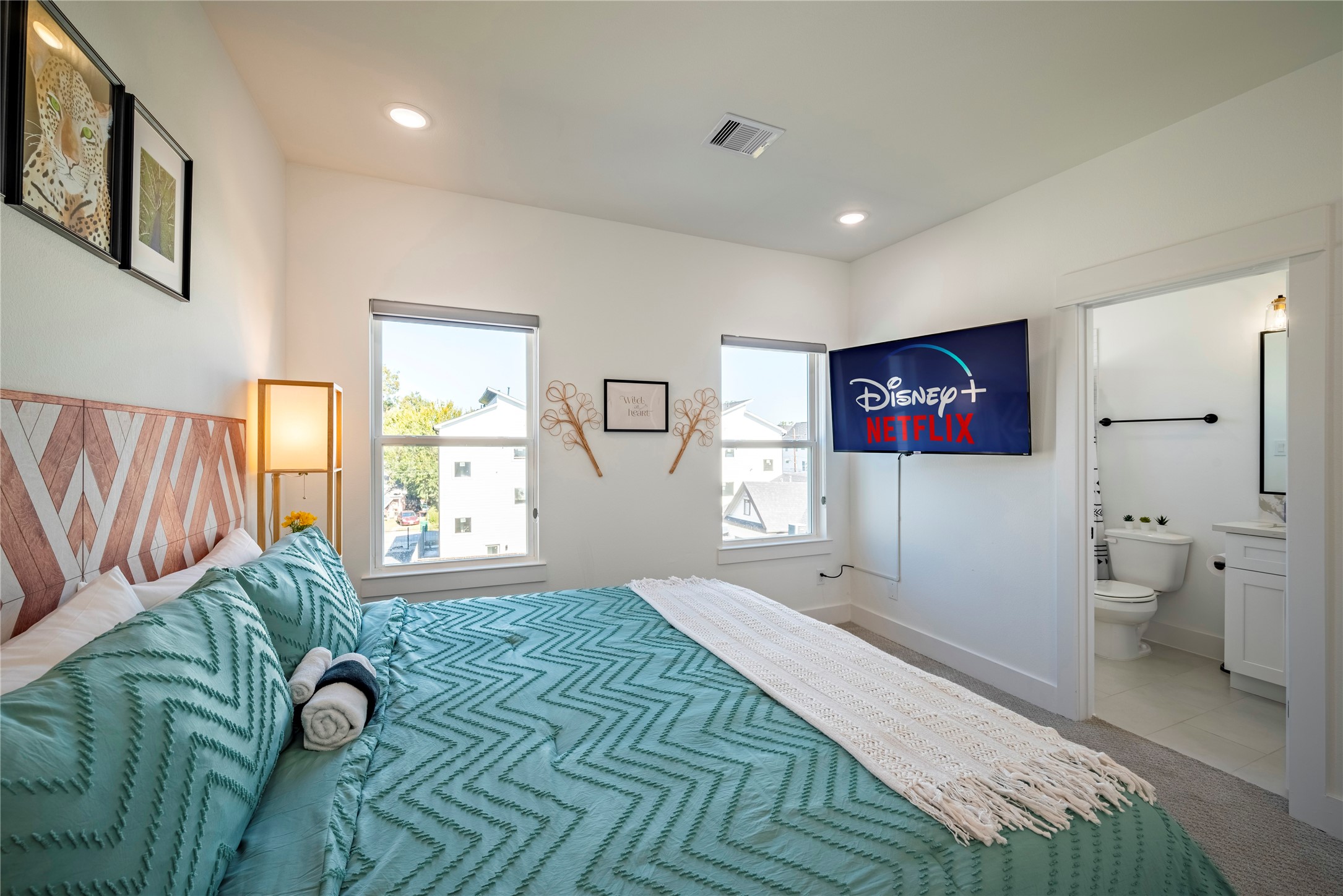 2721 Rosalie Street Houston, TX 77004 - Photo 30 of 44 a spacious bedroom with a bed and a window
