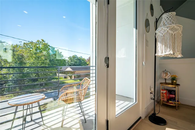 a view of sitting area with furniture
