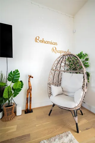 a view of entryway with livingroom